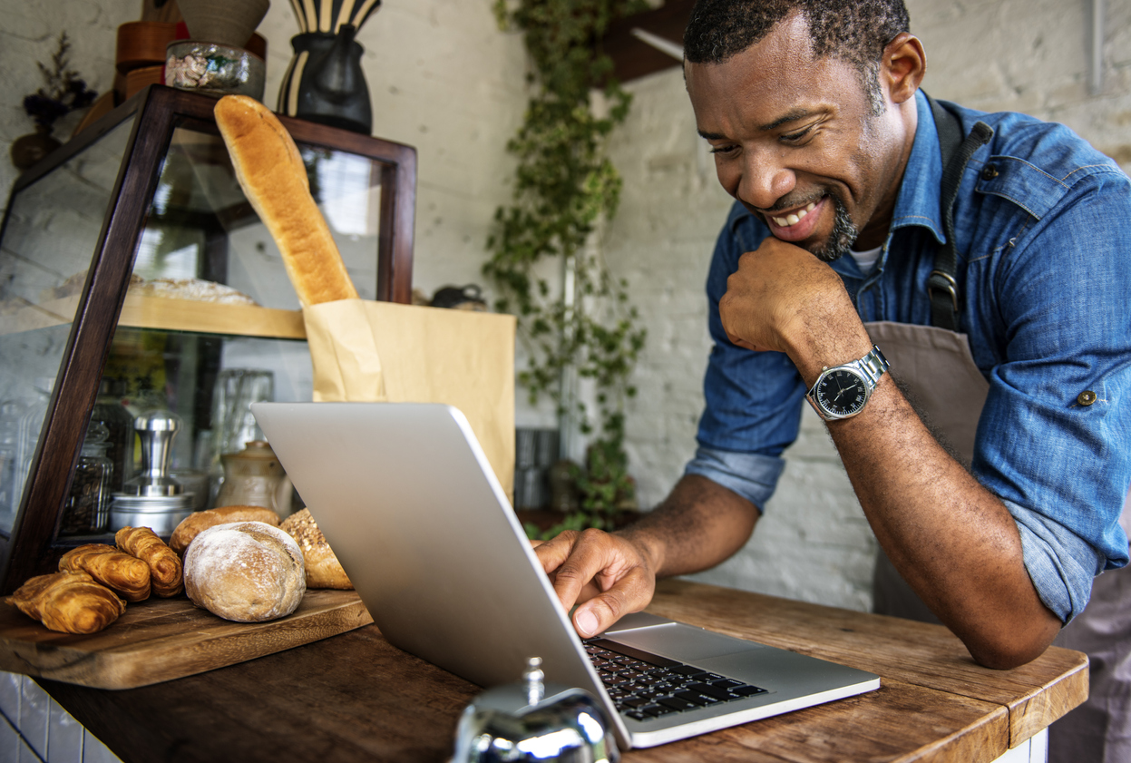 Man using laptop to read up on trends.